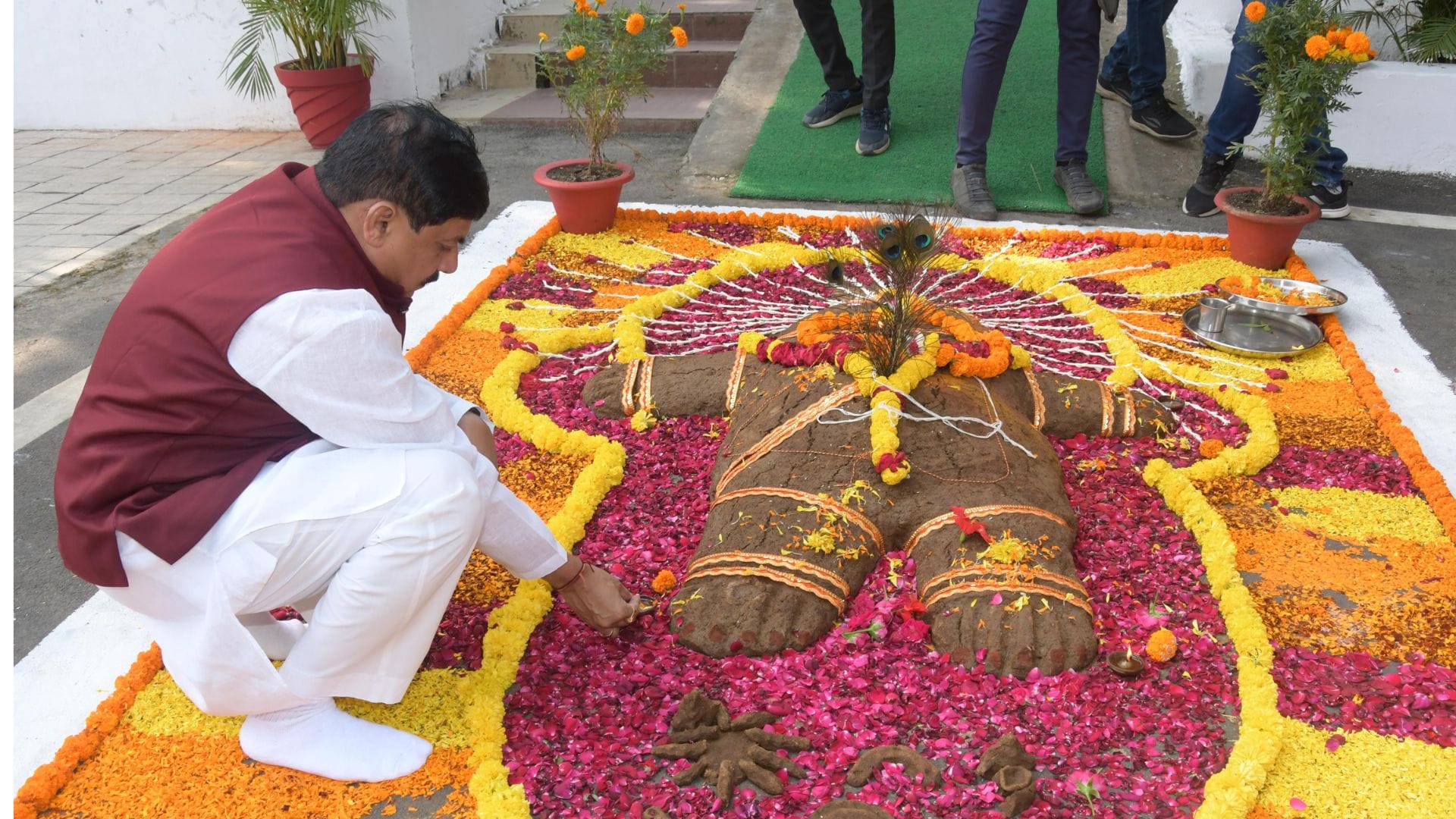 MP News: CM Mohan Yadav performed Govardhan Puja in the cowshed of Chief Minister's residence, honored 10 best