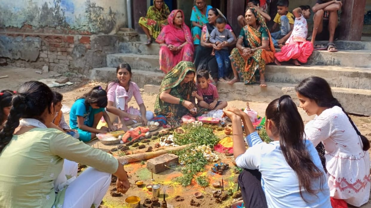 Chandauli News Women thrashed cattle performed puja long life of brother know the belief