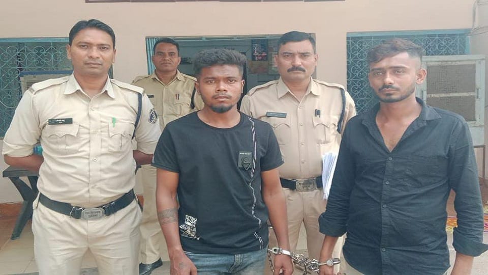 पुलिस की गिरफ्त में आरोपी