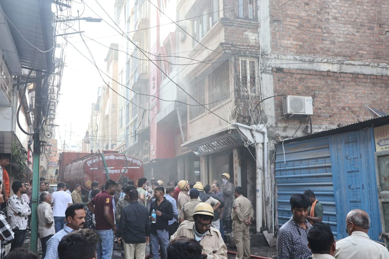 Indore: Fire in the building of Peer Gali of Rajwada, fire brigade had to struggle to extinguish the fire.