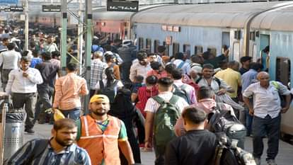रेलवे स्टेशन पर ट्रेन में यात्रियों की भीड़