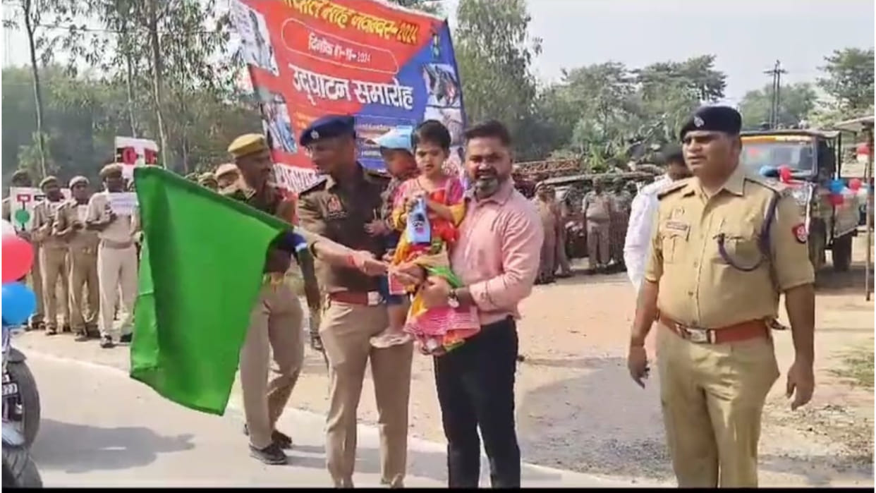 DM and SP of Sant Kabir Nagar set an example, gave green signal to vehicles with children in their lap
