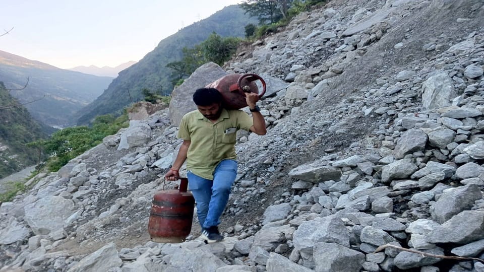 Jumma-Elagad road is closed for five months in dharchula pithoragarh