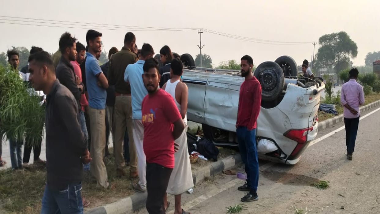 Speeding uncontrolled cars overturned after head-on collision, six people injured