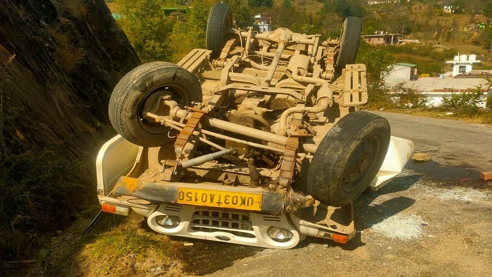 One dead and 11 injured in Max accident in Lohaghat