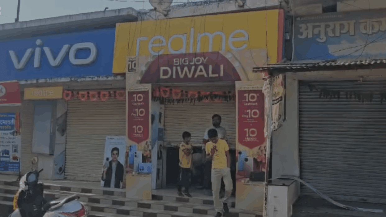 Chhattisgarh Theft in mobile shop in Jagdalpur on Diwali night cctv