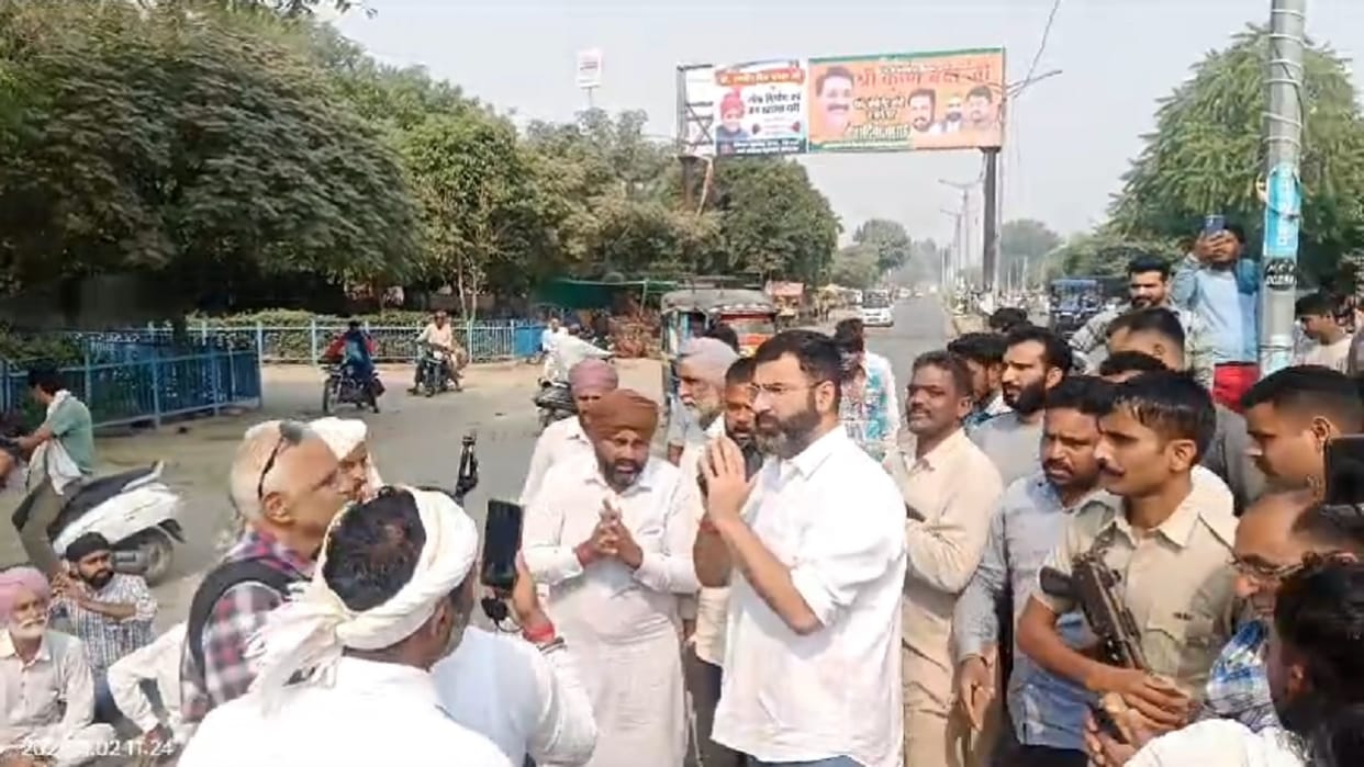 DAP shortage in Haryana, Troubled farmers in Sirsa blocked Dabwali road, MLA Gokul Setia reached protest