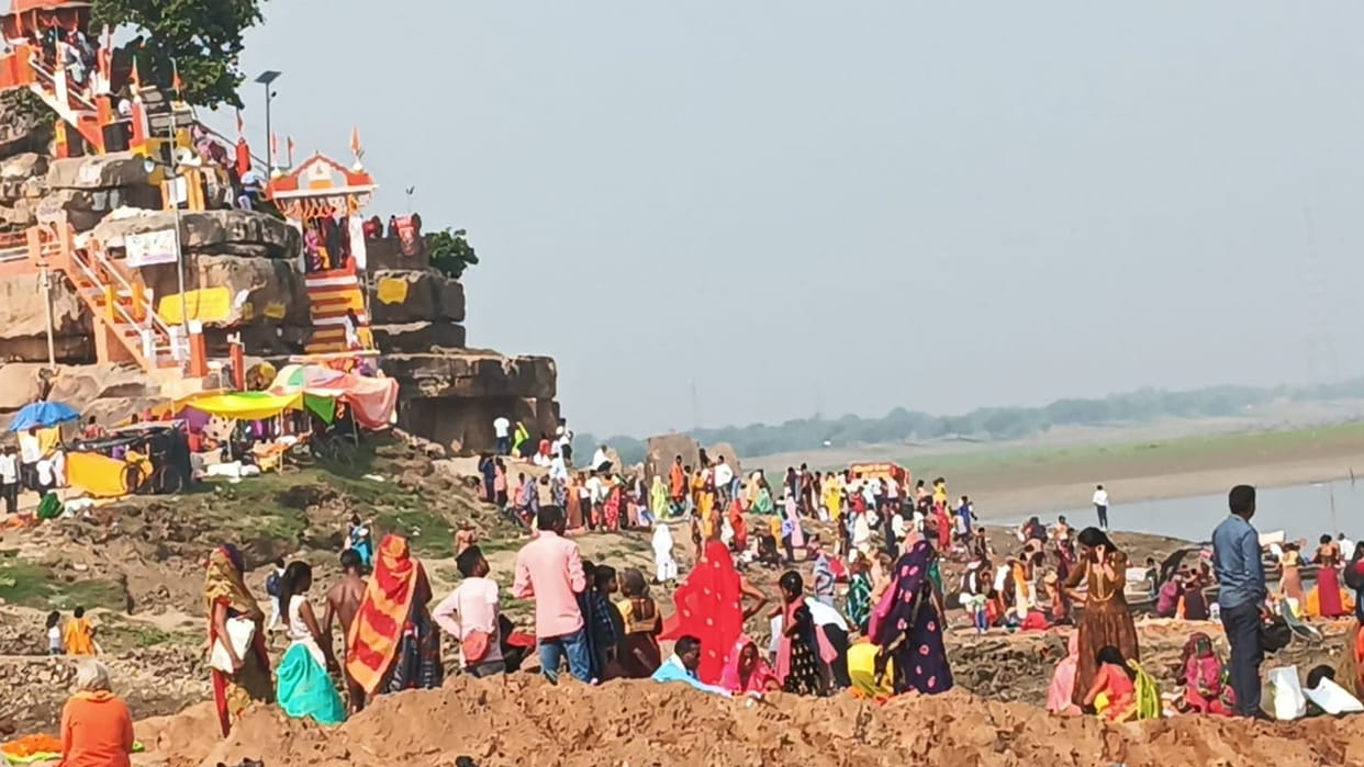 Crowd of devotees gathered in Yam Dwitiya fair, took bath in Yamuna and worshiped.