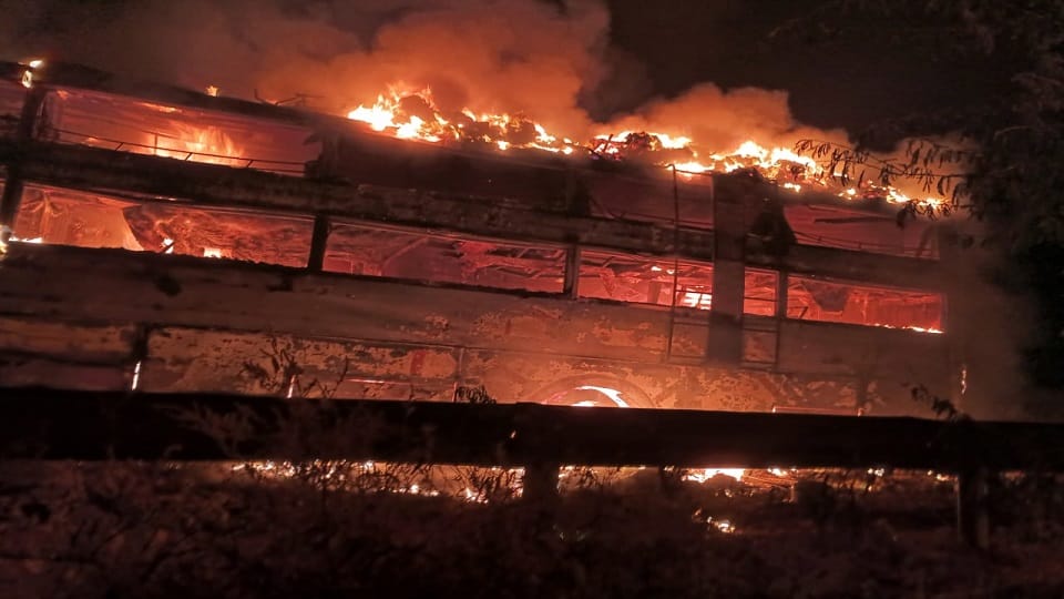 Private bus caught fire on Yamuna Expressway