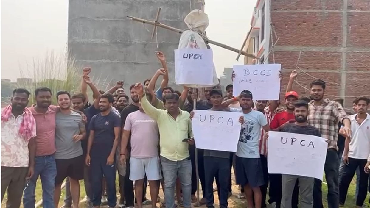 Demand to give place to cricketers of Purvanchal in Ranji Trophy Under Team players burnt effigy