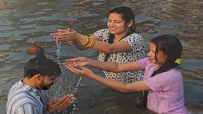 Bhaiya Dooj 2024 Celebrate Devotees Take Bath In Yamuna On Yama Dwitiya