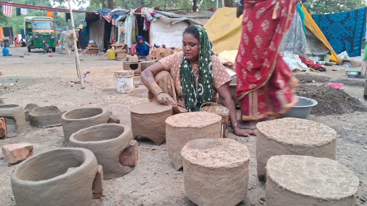 Bihar News: An example of communal unity in Chhath Mahaparva, Muslim women are making earthen stoves in Saran