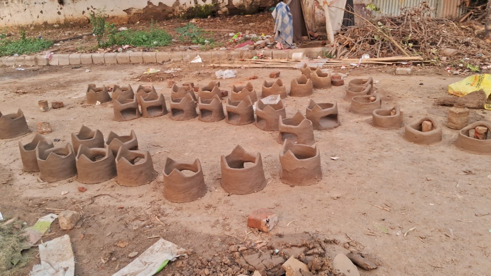 Bihar News: An example of communal unity in Chhath Mahaparva, Muslim women are making earthen stoves in Saran