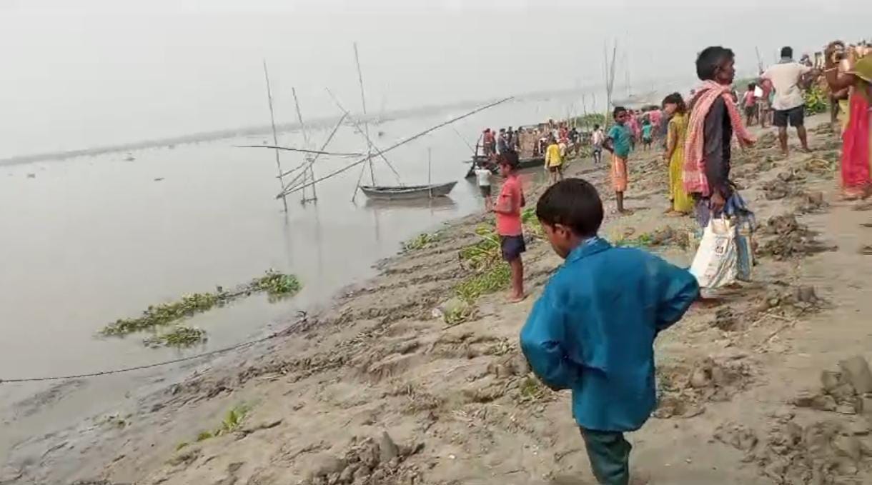 Bihar News: Boat full of passengers capsizes in Ganga river in Katihar, two children missing, boat accident