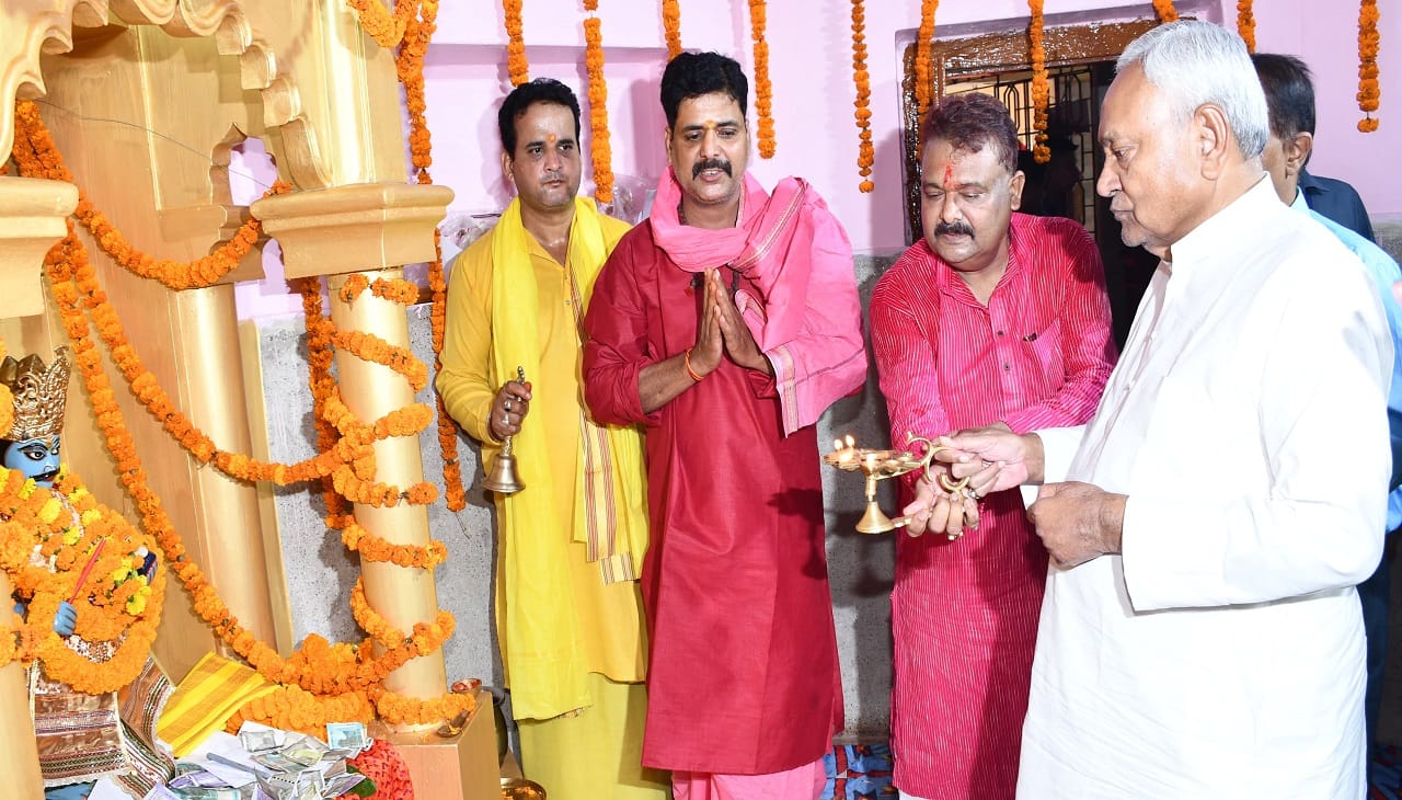 गर्दनीबाग में भगवान चित्रगुप्त की पूजा करते सीएम नीतीश कुमार।
