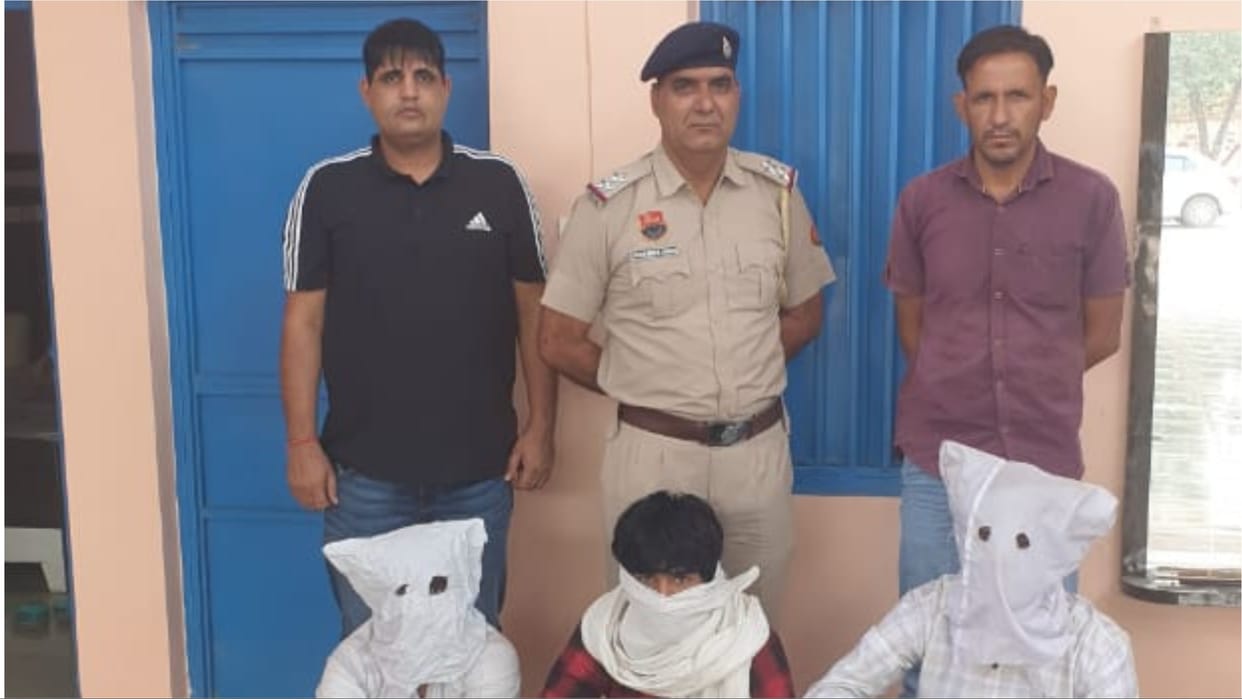 Charkhi Dadri: Three youths standing with weapons on the cremation ground road arrested