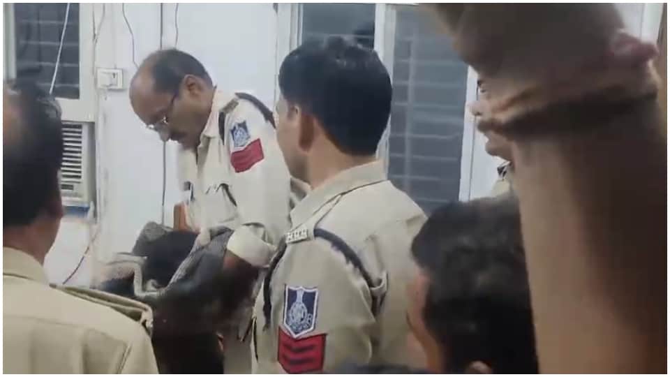 पुलिस ने बच्ची को किया बरामद।