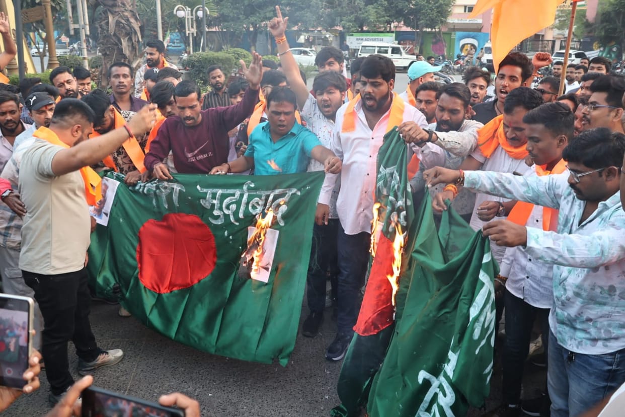 Indore: Hindu Jagran Manch burnt Bangladesh flags in Indore, protested by raising slogans