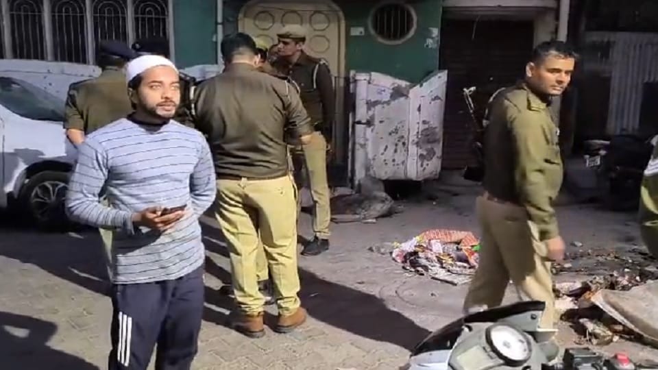UP News: Wife stabbed to death, then husband drank acid, five small children kept crying