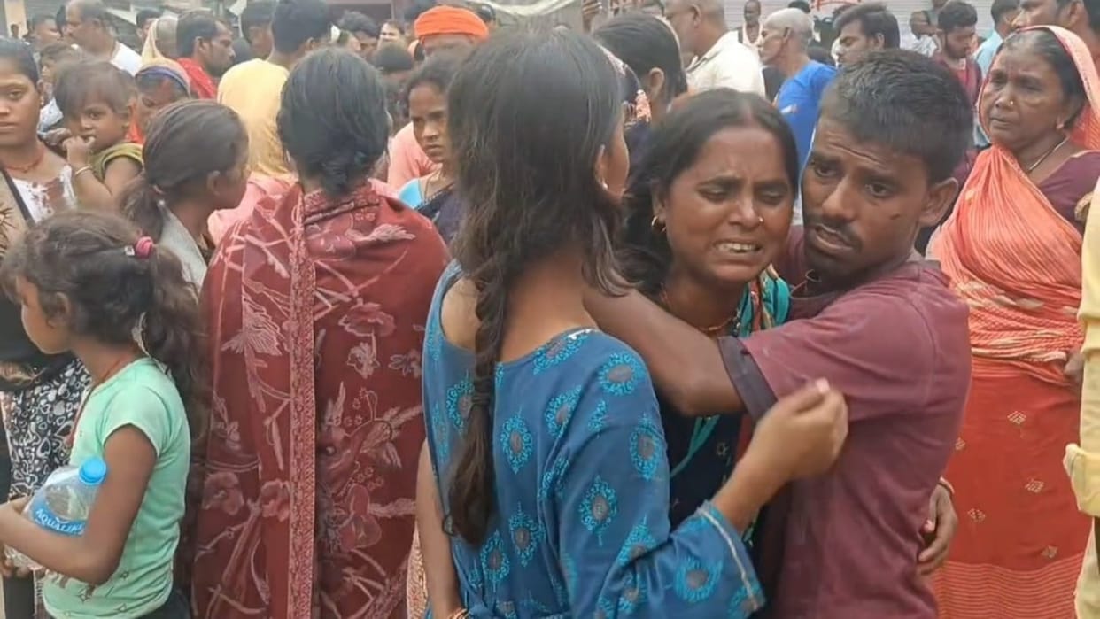 Jamui News: young man selling chaat-samosa died due to electric shock in Kali Puja fair, family blocked road