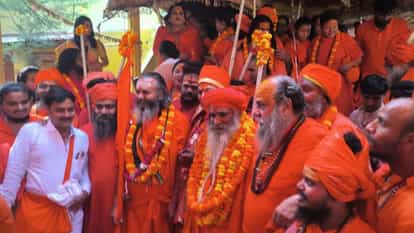 Sadhus and monks of Juna Akhara entered the city in royal style, cheers kept echoing