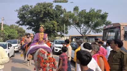 Sadhus and monks of Juna Akhara entered the city in royal style, cheers kept echoing