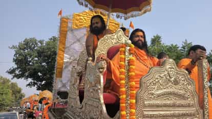 Sadhus and monks of Juna Akhara entered the city in royal style, cheers kept echoing