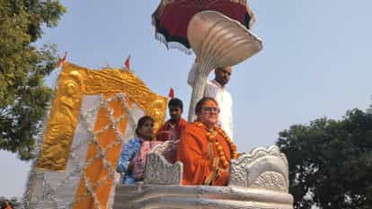 Sadhus and monks of Juna Akhara entered the city in royal style, cheers kept echoing