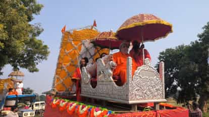 Sadhus and monks of Juna Akhara entered the city in royal style, cheers kept echoing