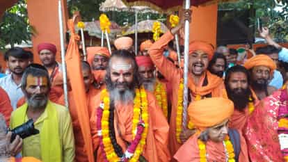 Sadhus and monks of Juna Akhara entered the city in royal style, cheers kept echoing