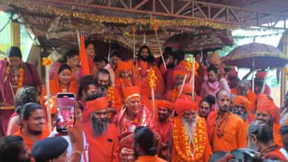 Sadhus and monks of Juna Akhara entered the city in royal style, cheers kept echoing