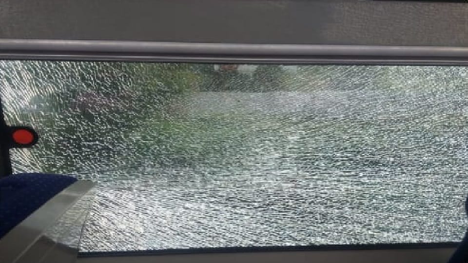Stone attack on Vande Bharat train going from Delhi to Kanpur
