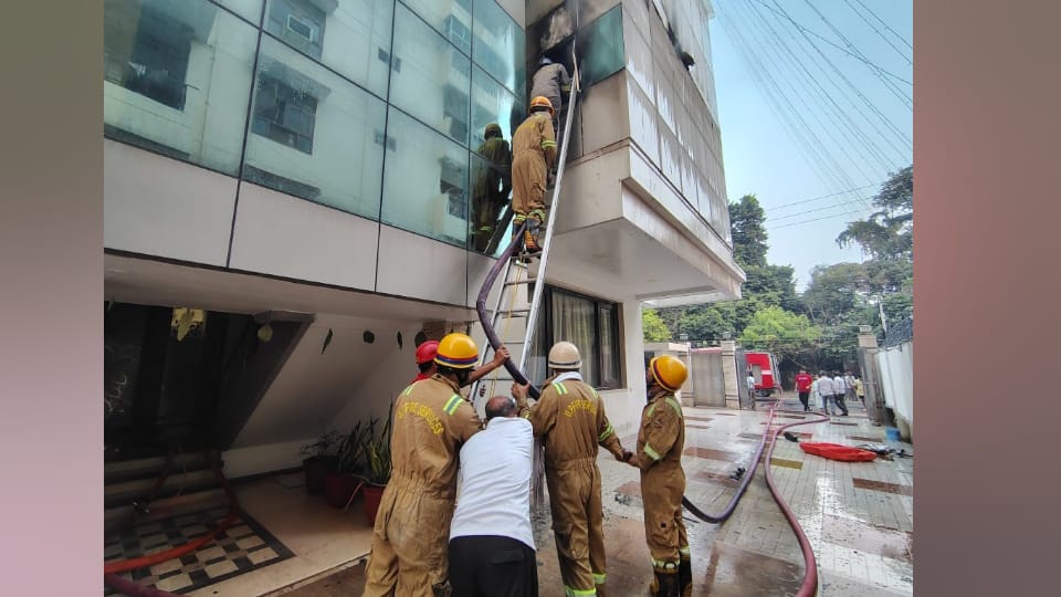 Kanpur fire incident House becomes a gas chamber in two hours couple and maid trapped for 3 and a half hours