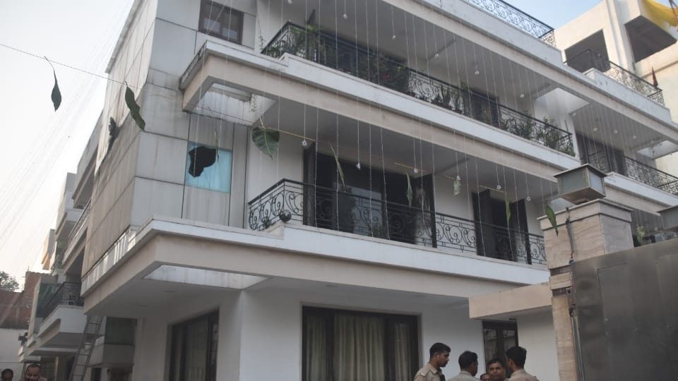 Kanpur fire incident House becomes a gas chamber in two hours couple and maid trapped for 3 and a half hours