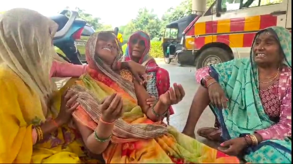 Banda Accident Teen suddenly fell on the road from bicycle, was crushed by tractor coming from behind