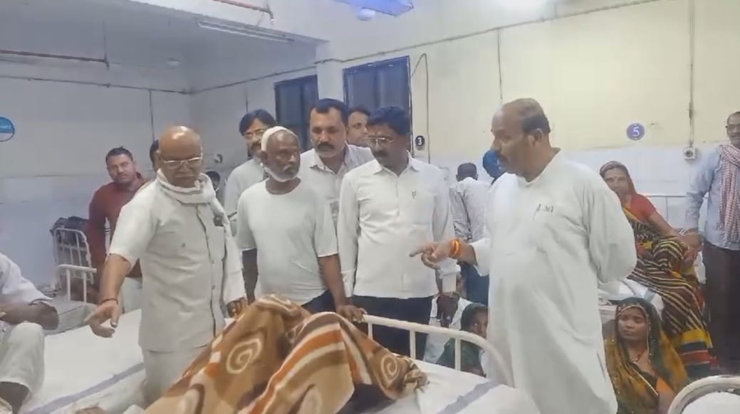 Union Minister Virendra Khatik inspected the district hospital at night
