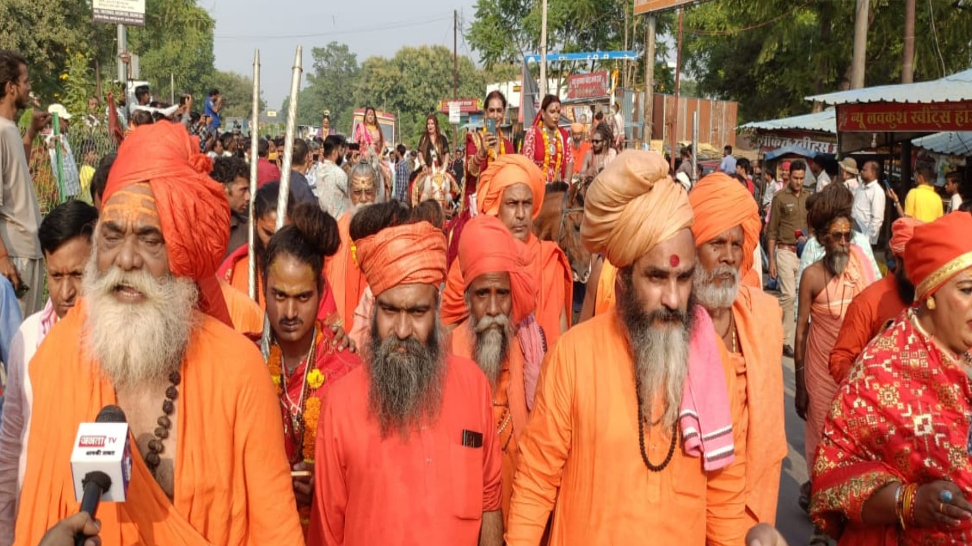 Sadhus and monks of Juna Akhara entered the city in royal style, cheers kept echoing
