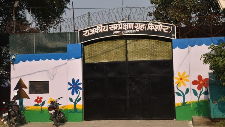 Moradabad: संप्रेक्षण गृह से पांच किशोर भागे, दो को पुलिस ने पकड़ा, ताला तोड़ छत से कूदे थे सभी