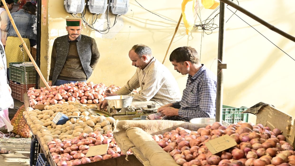 Impact of inflation: Tomato became cheaper while onion showed its attitude, price reached 80 rupees