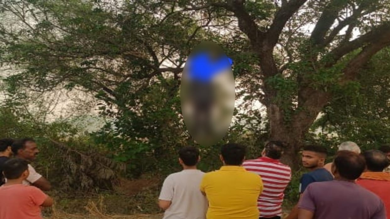 Dead body of a youth found hanging from a tree, cloth was stuffed around his mouth, a note was lying around