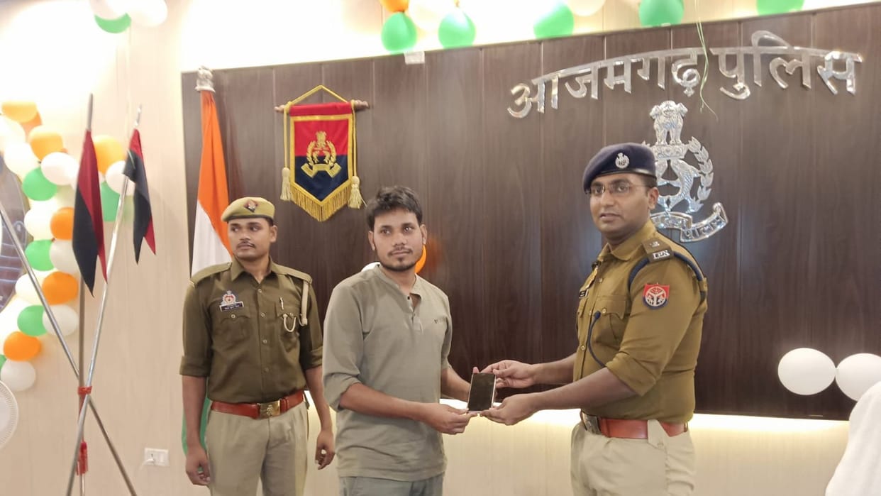 Police once again brought back smiles handed over 102 lost mobile phones to their owners