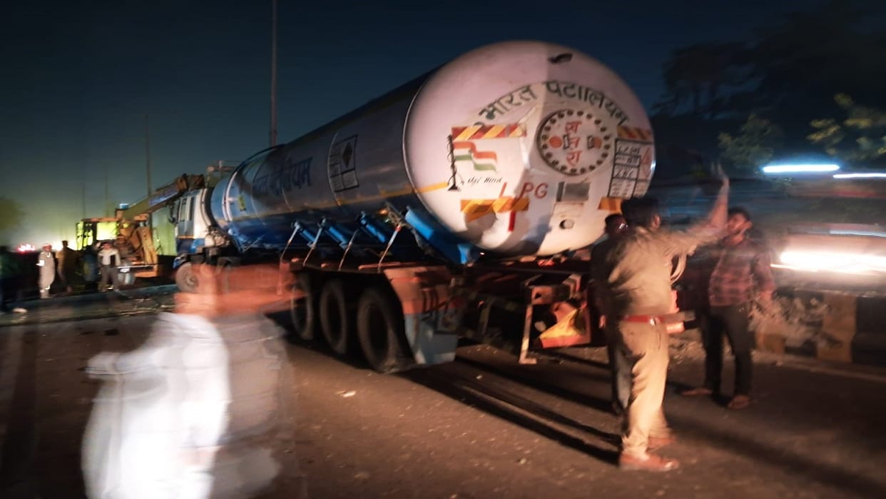 LPG tanker collided with the divider af after hitting the pole in bareilly