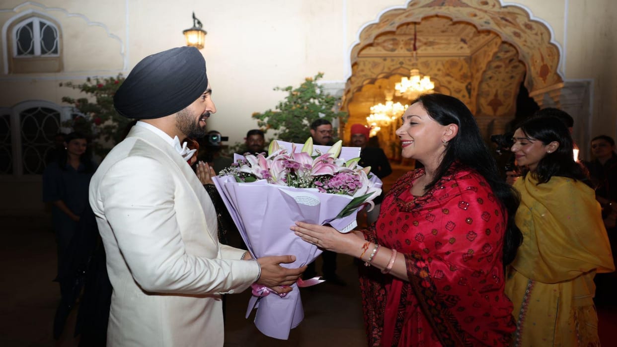 Rajasthan News: Jaipuri taste won Diljit's heart, ate dal-baati-churma in City Palace, apologized to fans