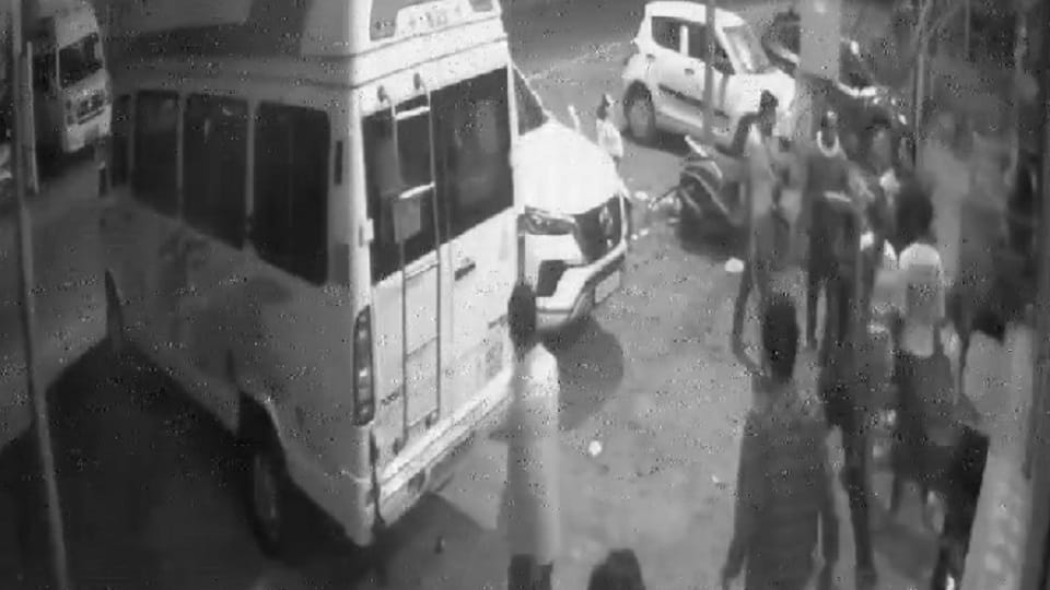 Two drunk groups clashed near Rishikesh AIIMS, there was heavy kicking and punching