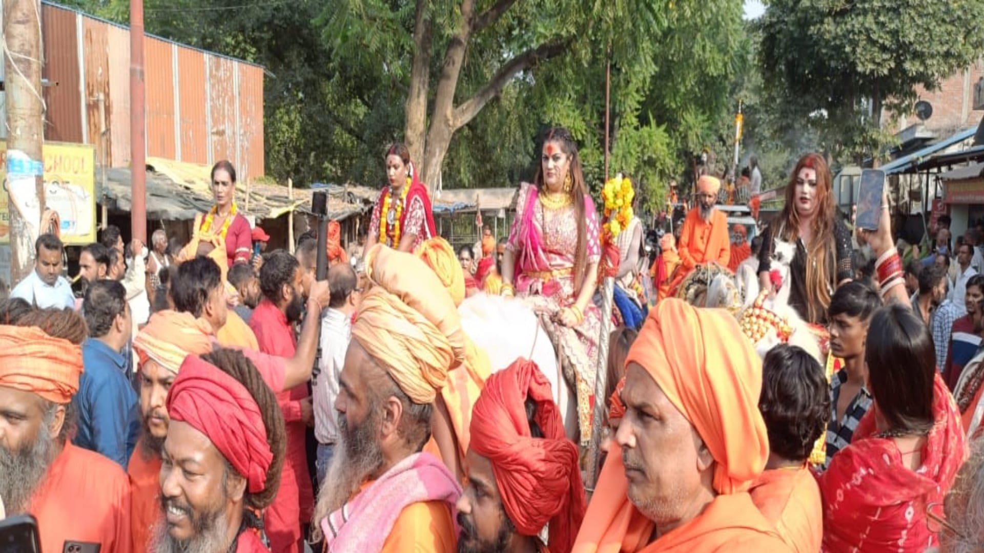 Sadhus and monks of Juna Akhara entered the city in royal style, cheers kept echoing