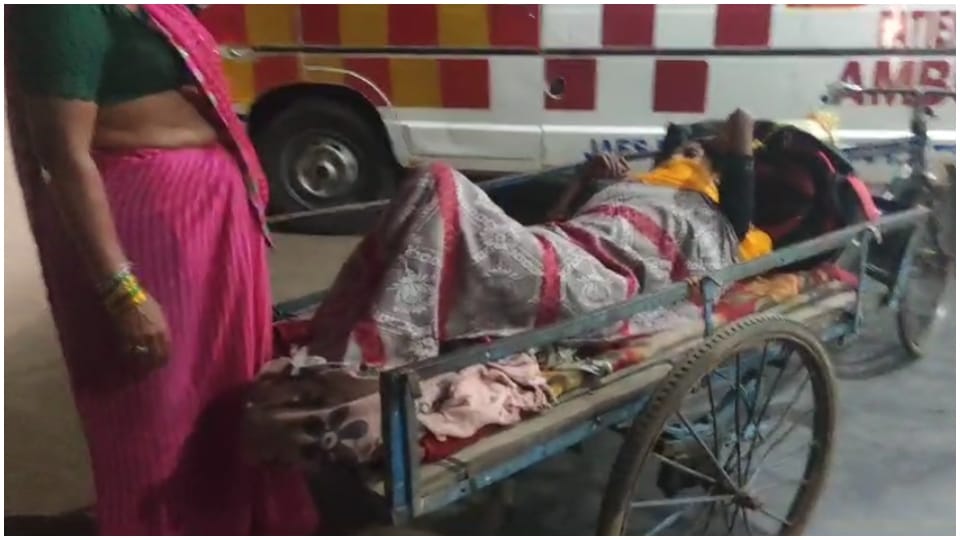 प्रसूता ने रिक्शे पर दिया नवजात को जन्म।