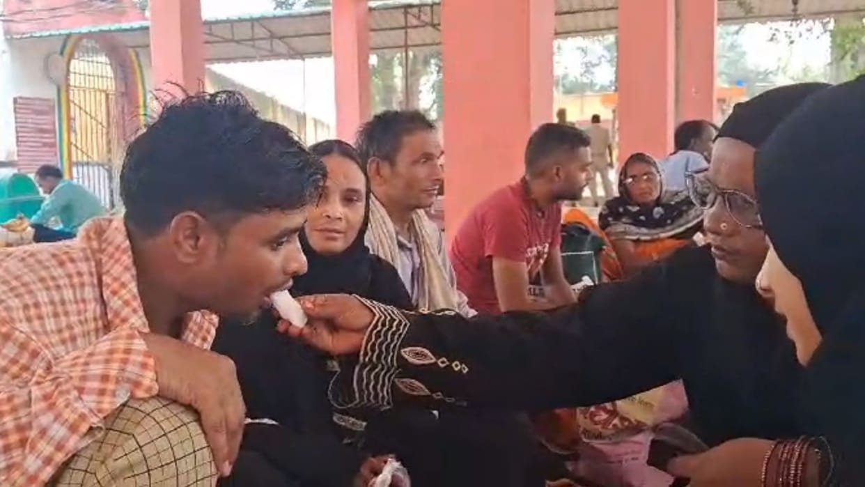 Prisoners celebrate Bhai dooj in jail of Sitapur.