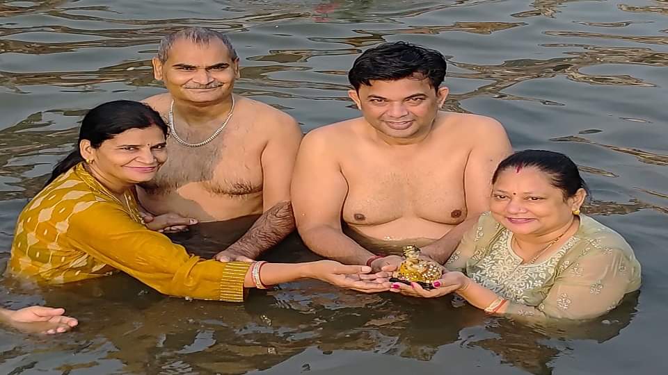 Bhaiya Dooj 2024 Celebrate Devotees Take Bath In Yamuna On Yama Dwitiya