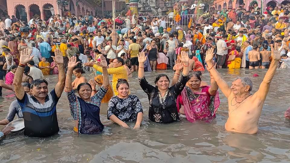Bhaiya Dooj 2024 Celebrate Devotees Take Bath In Yamuna On Yama Dwitiya