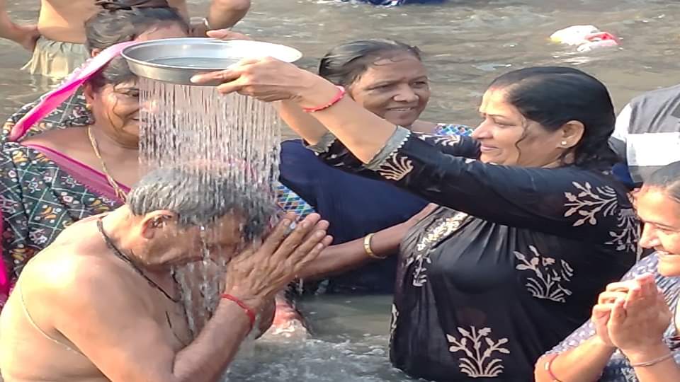 Bhaiya Dooj 2024 Celebrate Devotees Take Bath In Yamuna On Yama Dwitiya
